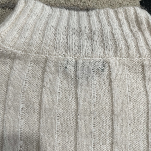 White turtle neck sweater - Picture 4 of 7